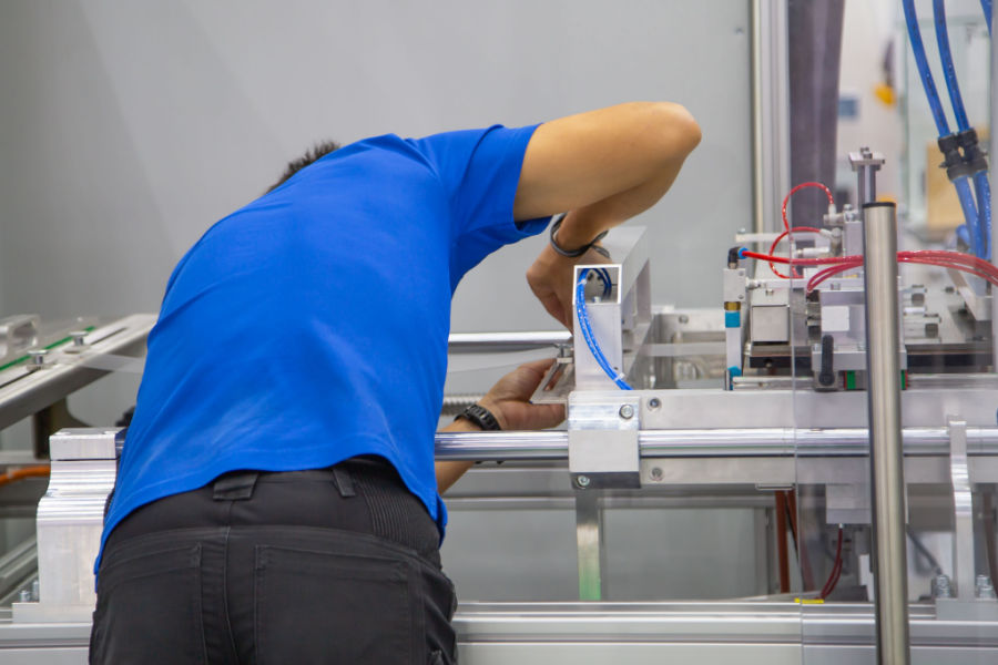 food worker adjusting the sensitivity of food detector